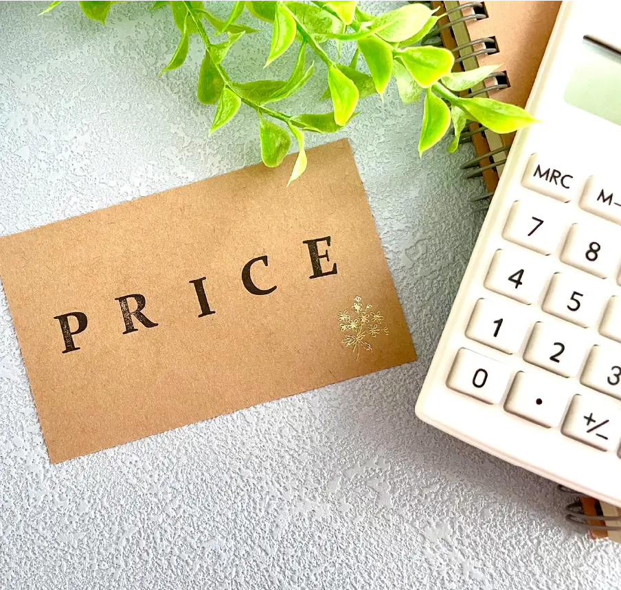 PRICEと書かれた手紙と電卓